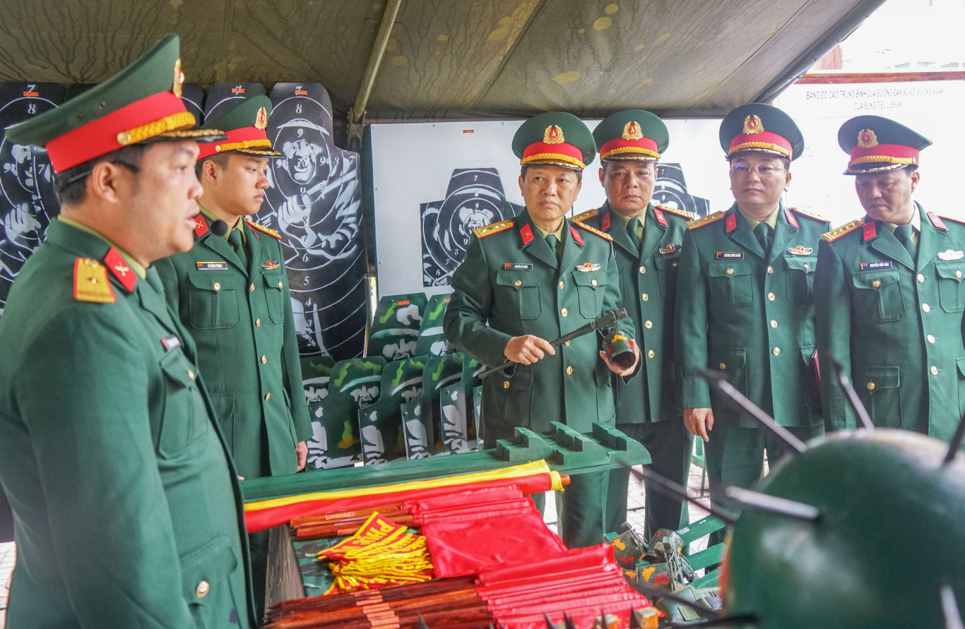 Đại biểu tham quan c&aacute;c m&ocirc; h&igrave;nh học cụ v&agrave; s&aacute;ng kiến cải tiến trong Lễ ra qu&acirc;n huấn luyện năm 2024 - Ảnh: Thanh Hồ