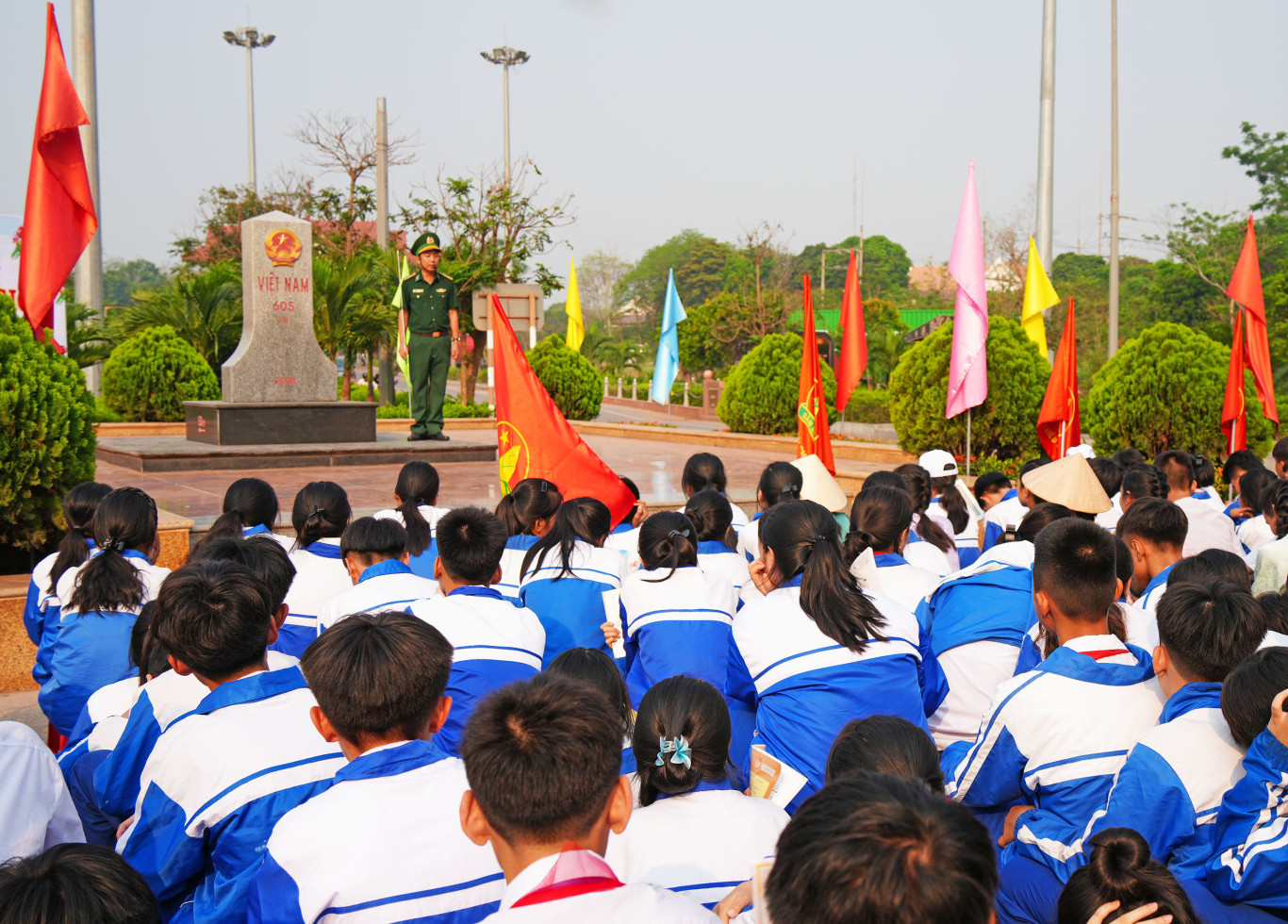 C&aacute;n bộ Đồn Bi&ecirc;n ph&ograve;ng CKQT Lao Bảo giới thiệu Lịch sử mốc quốc giới 605 đồng thời tuy&ecirc;n truyền, gi&aacute;o dục chủ quyền bi&ecirc;n giới cho c&aacute;c em học sinh v&agrave; gi&aacute;o vi&ecirc;n - Ảnh: T.T