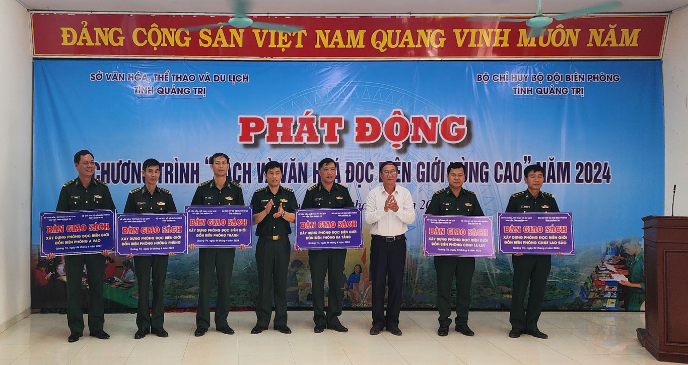 Ban tổ chức trao tặng tủ s&aacute;ch cho c&aacute;c đồn Bi&ecirc;n ph&ograve;ng - Ảnh: T.H