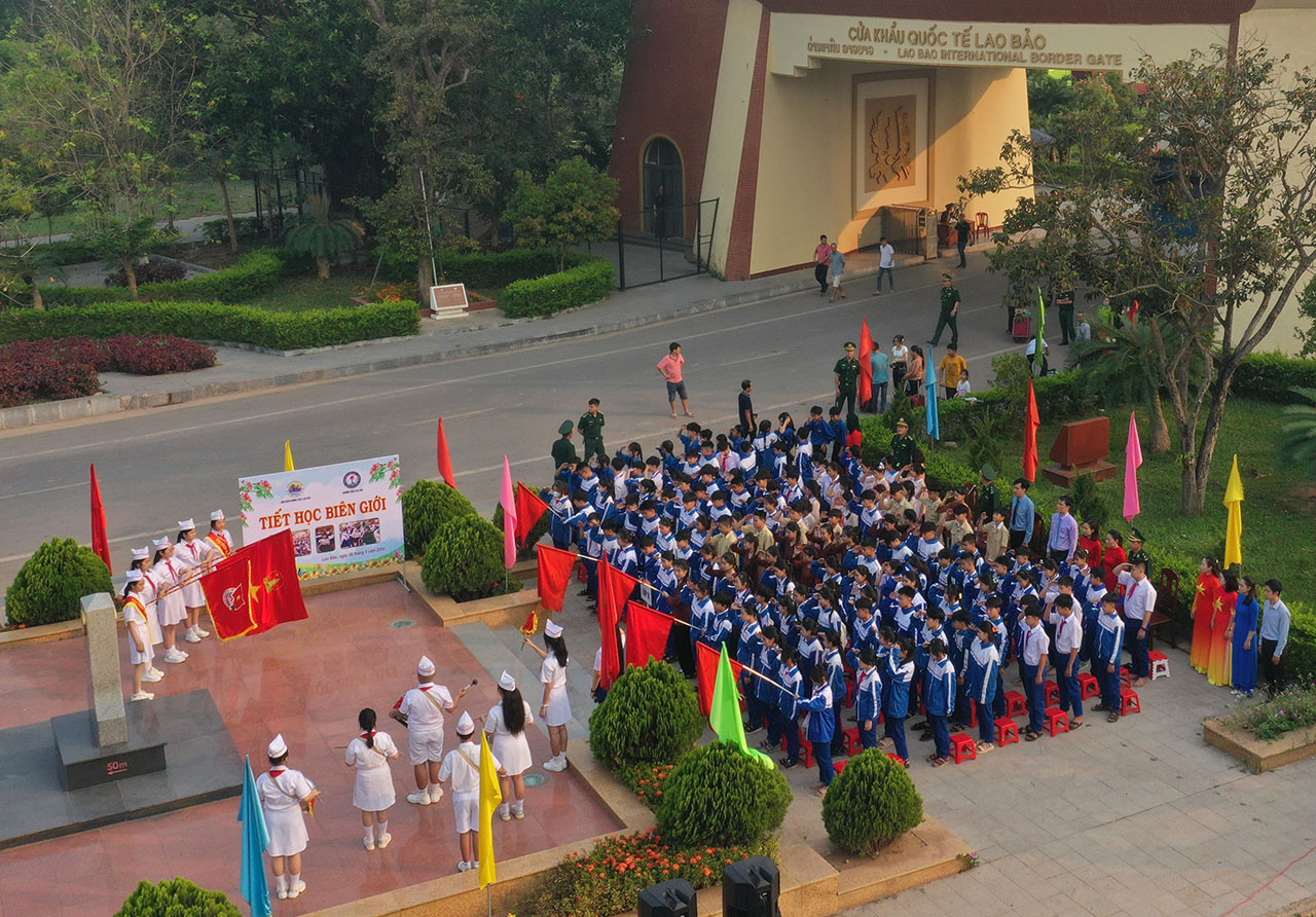 Tiết học bi&ecirc;n giới được tổ chức tại Cột mốc 605 - Ảnh: T.T