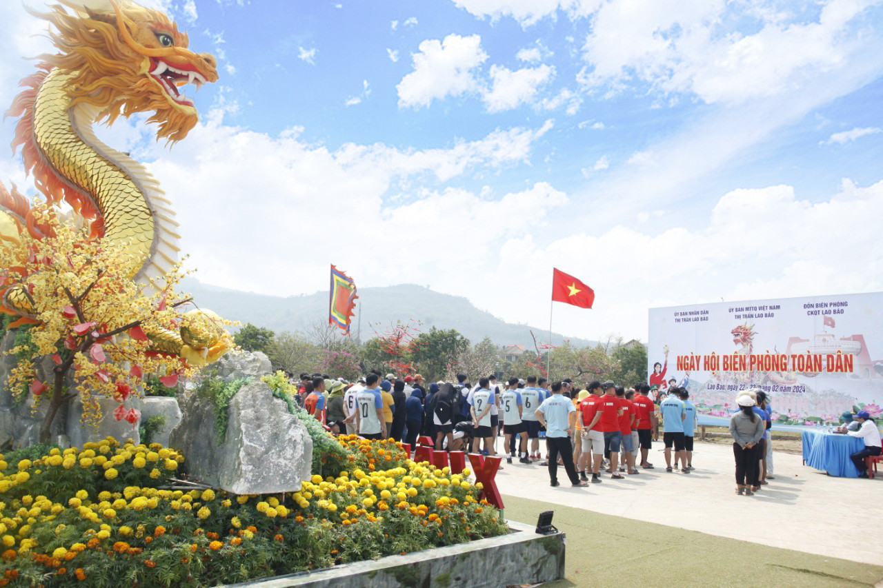 Ng&agrave;y Hội Bi&ecirc;n ph&ograve;ng to&agrave;n d&acirc;n được tổ chức tại C&ocirc;ng vi&ecirc;n trung t&acirc;m thị trấn Lao Bảo - Ảnh: V.S