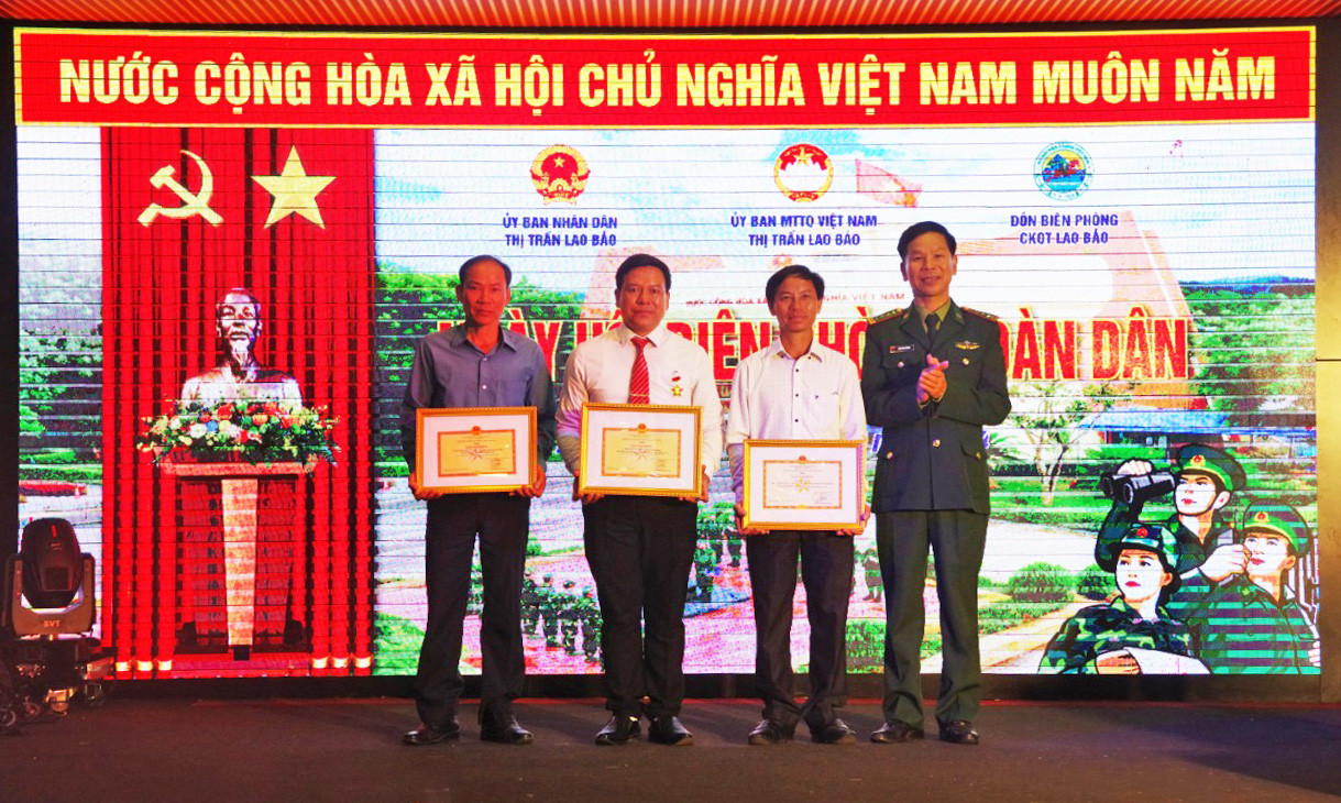 Khen thưởng cho tập thể v&agrave; c&aacute; nh&acirc;n c&oacute; th&agrave;nh t&iacute;ch ti&ecirc;u biểu trong thực hiện 