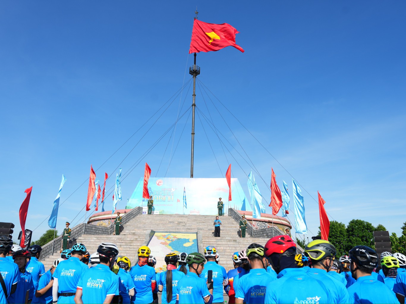 S&aacute;ng 29/6/2024, tại kỳ đ&agrave;i bờ bắc di t&iacute;ch quốc gia đặc biệt Đ&ocirc;i bờ Hiền Lương- Bến Hải, UBND tỉnh Quảng Trị, B&aacute;o Thanh Ni&ecirc;n đ&atilde; tổ chức khai hội đạp xe V&igrave; h&ograve;a b&igrave;nh, mở đầu cho chuỗi sự kiện Lễ hội V&igrave; h&ograve;a b&igrave;nh lần đầu được tổ chức với quy m&ocirc; quốc gia v&agrave; quốc tế tại đất thi&ecirc;ng Quảng Trị.