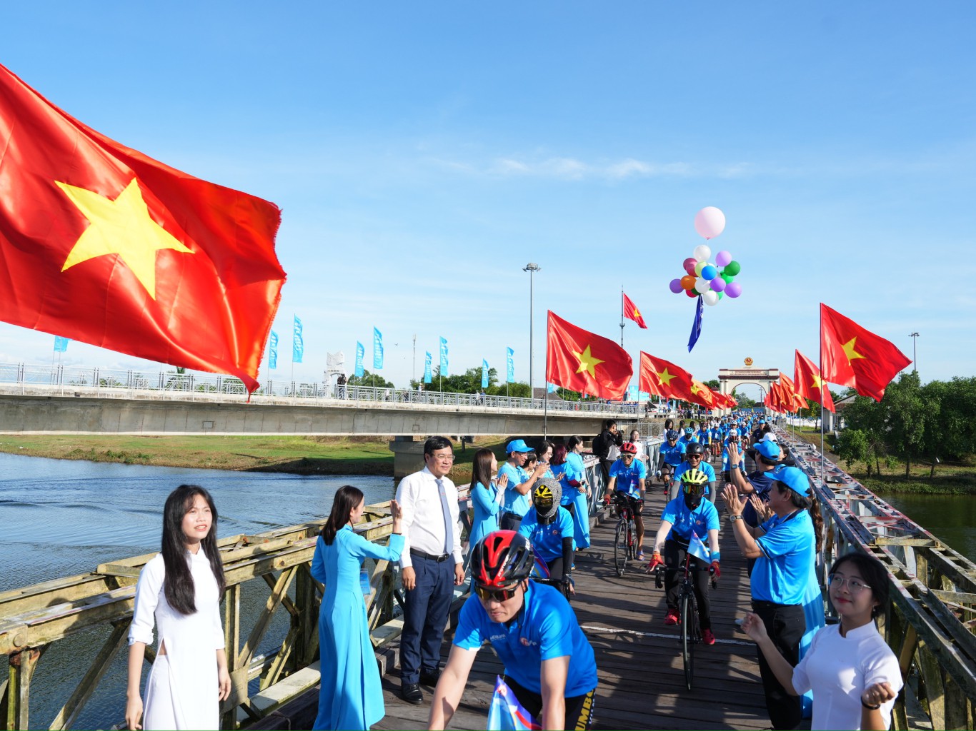 Tại Vĩ tuyến 17- cầu Hiền Lương- s&ocirc;ng Bến Hải, nơi khai mạc sự kiện cũng l&agrave; nơi khắc ghi nỗi đau chia cắt đất nước đằng đẵng hơn 20 năm (1954-1975). Đ&acirc;y kh&ocirc;ng chỉ l&agrave; điểm đến tri &acirc;n m&agrave; c&ograve;n l&agrave; hiện th&acirc;n, nơi hội tụ của kh&aacute;t vọng h&ograve;a b&igrave;nh, thống nhất non s&ocirc;ng. Nơi đ&acirc;y, xứng đ&aacute;ng l&agrave; điểm mở đầu cho Ng&agrave;y hội đạp xe V&igrave; h&ograve;a b&igrave;nh. Khi đo&agrave;n diễu h&agrave;nh của 600 vận động vi&ecirc;n đi qua cầu Hiền Lương (cũ), c&aacute;c đại biểu thả những quả b&oacute;ng bay l&ecirc;n trời xanh, c&aacute;c em học sinh tung những c&aacute;nh chim bồ c&acirc;u nguyện cầu h&ograve;a b&igrave;nh.