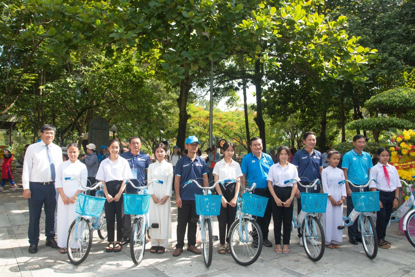 Tại Nghĩa trang liệt sĩ quốc gia Trường Sơn, đo&agrave;n thắp hương tri &acirc;n c&aacute;c anh h&ugrave;ng liệt sĩ, đồng thời tặng qu&agrave; cho c&aacute;c gia đ&igrave;nh c&oacute; c&ocirc;ng với c&aacute;ch mạng, c&aacute;c em học sinh c&oacute; ho&agrave;n cảnh kh&oacute; khăn. 