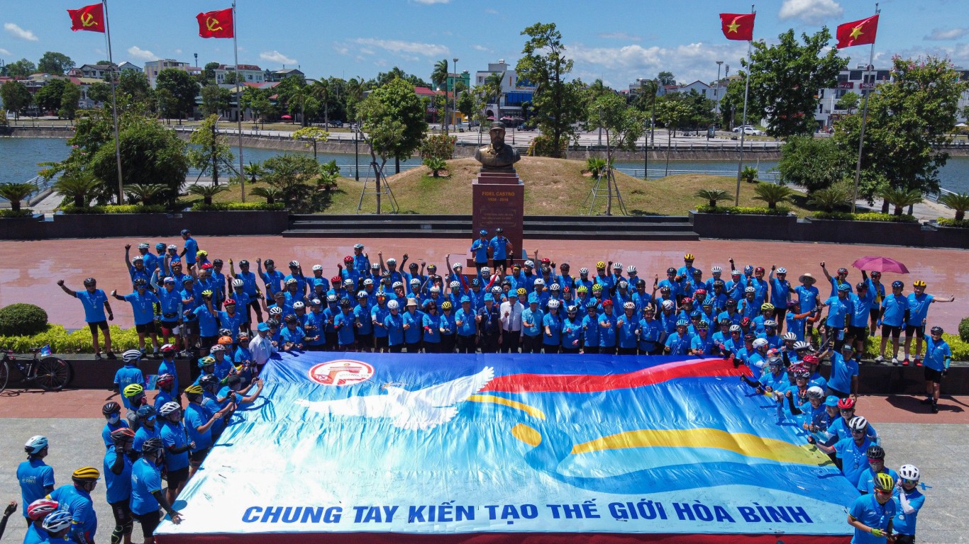 Kết th&uacute;c buổi khai hội, tại C&ocirc;ng vi&ecirc;n Fidel c&aacute;c vận động vi&ecirc;n v&agrave; đại biểu được k&yacute; t&ecirc;n, viết th&ocirc;ng điệp l&ecirc;n l&aacute; cờ biểu tượng của lễ hội. L&aacute; cờ rộng 54 m2 (đại diện cho 54 d&acirc;n tộc anh em của Việt Nam), tr&ecirc;n đ&oacute; c&oacute; những hoạ tiết h&igrave;nh tượng chủ đạo l&agrave; chim bồ c&acirc;u ngậm b&ocirc;ng l&uacute;a thể hiện kh&aacute;t vọng h&ograve;a b&igrave;nh, ấm no v&agrave; hạnh ph&uacute;c c&ugrave;ng dải lụa đa sắc: đỏ v&agrave; v&agrave;ng tượng trưng cho cờ Tổ quốc; m&agrave;u đỏ cũng l&agrave; m&agrave;u m&aacute;u của c&aacute;c anh h&ugrave;ng liệt sĩ đ&atilde; xả th&acirc;n cho h&ograve;a b&igrave;nh h&ocirc;m nay; m&agrave;u xanh l&agrave; m&agrave;u của h&ograve;a b&igrave;nh, m&agrave;u của sự sống hồi sinh v&agrave; ph&aacute;t triển. L&aacute; cờ sẽ được gửi l&ecirc;n Ủy ban Quốc gia UNESCO, như một th&ocirc;ng điệp của những người y&ecirc;u chuộng h&ograve;a b&igrave;nh.