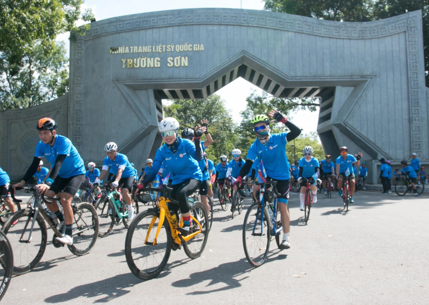 Đo&agrave;n tham gia đạp xe diễu h&agrave;nh từ di t&iacute;ch quốc gia đặc biệt Đ&ocirc;i bờ Hiền Lương- Bến Hải đến Nghĩa trang liệt sĩ quốc gia Trường Sơn (H.Gio Linh) v&agrave; kết th&uacute;c tại C&ocirc;ng vi&ecirc;n Fidel (TP. Đ&ocirc;ng H&agrave;). 