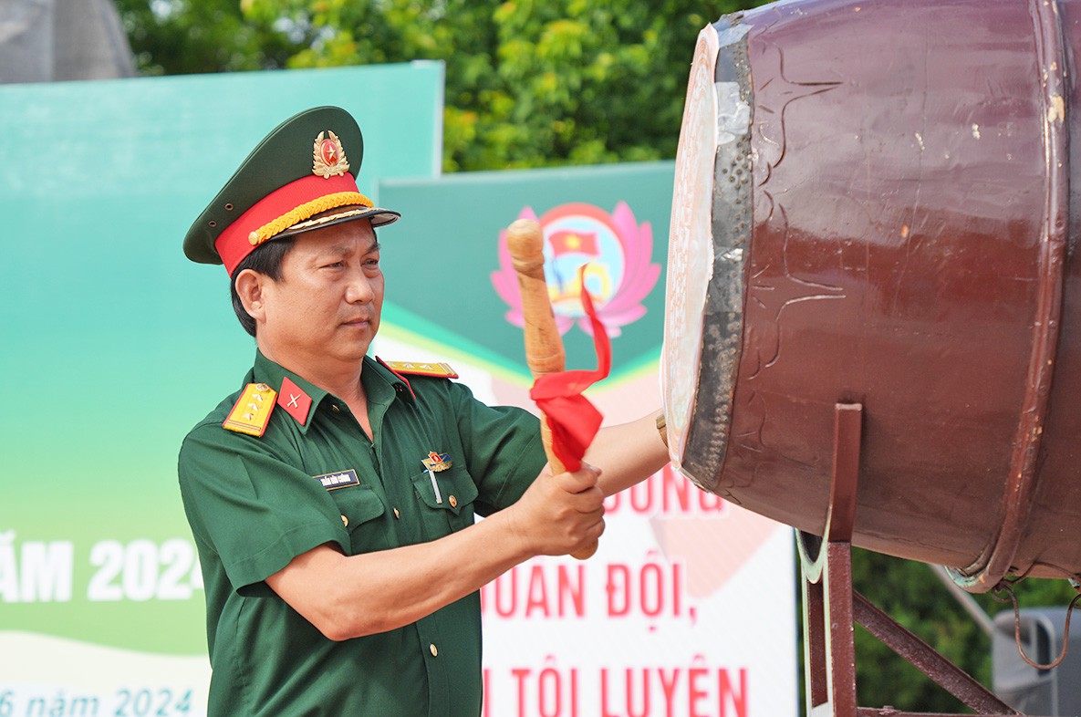 Thượng t&aacute; Trần Hữu Cường - Ph&oacute; Chủ nhiệm Ch&iacute;nh trị, Bộ Chỉ huy Qu&acirc;n sự tỉnh, Ph&oacute; Trưởng ban tổ chức đ&aacute;nh trống khai mạc Lễ xuất qu&acirc;n - Ảnh: Thanh Linh