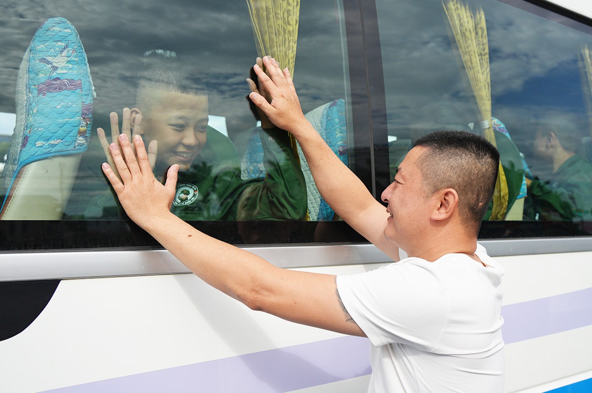 Phụ huynh chia tay học sinh tham gia Chương tr&igrave;nh ''Học kỳ trong qu&acirc;n đội'' - Ảnh: Thanh Linh