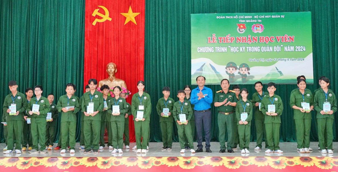 Ban tổ chức trao Cẩm nang Chương tr&igrave;nh '&ldquo;Học kỳ trong qu&acirc;n đội'' cho c&aacute;c em học sinh - Ảnh: Thanh Linh