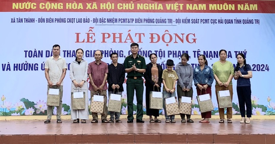 Trao qu&agrave; nhằm hỗ trợ c&aacute;c hộ gia đ&igrave;nh c&oacute; ho&agrave;n cảnh kh&oacute; khăn tr&ecirc;n địa b&agrave;n - Ảnh: V.S