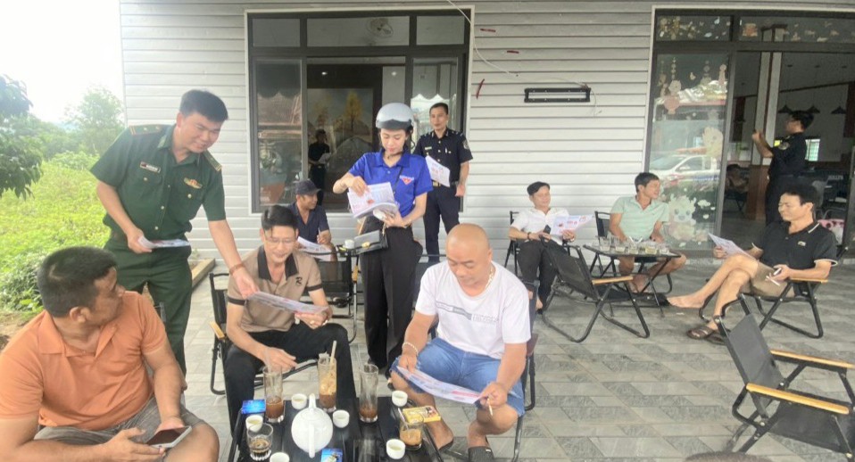 Ph&aacute;t tờ rơi tuy&ecirc;n truyền ph&ograve;ng, chống ma t&uacute;y - Ảnh: V.S