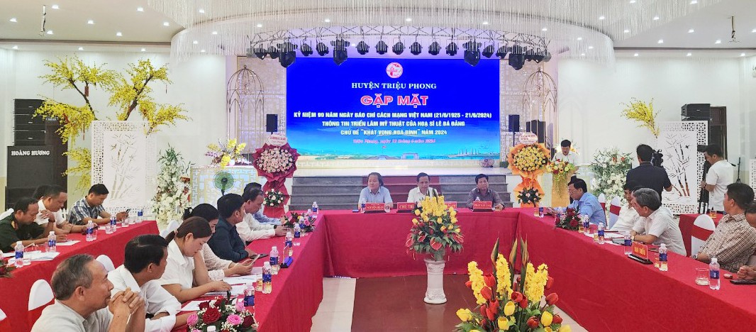 Ph&oacute; Chủ tịch UBND huyện Triệu Phong Nguyễn Th&agrave;nh Vũ th&ocirc;ng tin về triển l&atilde;m mỹ thuật của họa sĩ L&ecirc; B&aacute; Đảng - Ảnh: B.N