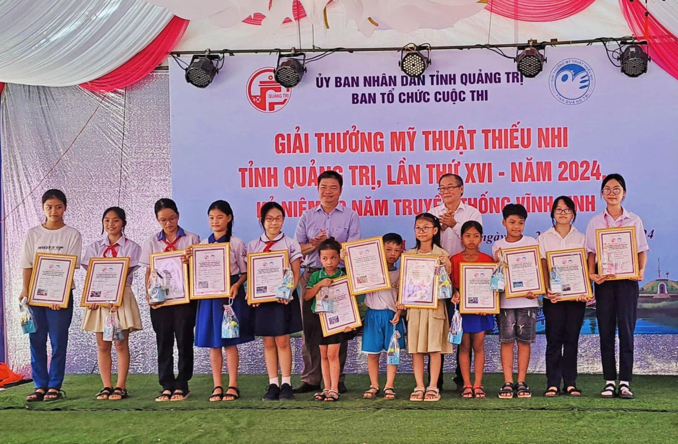 Ban tổ chức trao giải thưởng cho c&aacute;c em học sinh - Ảnh: T.L