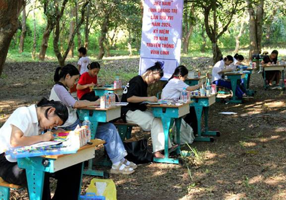 C&aacute;c em học sinh vẽ trực tiếp tại địa điểm thi - Ảnh: T.L