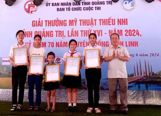 Hội VHNT tỉnh trao 5 giải thưởng cho c&aacute;c t&aacute;c phẩm s&aacute;ng tạo, nội dung v&agrave; h&igrave;nh thức mới lạ - Ảnh: T.L
