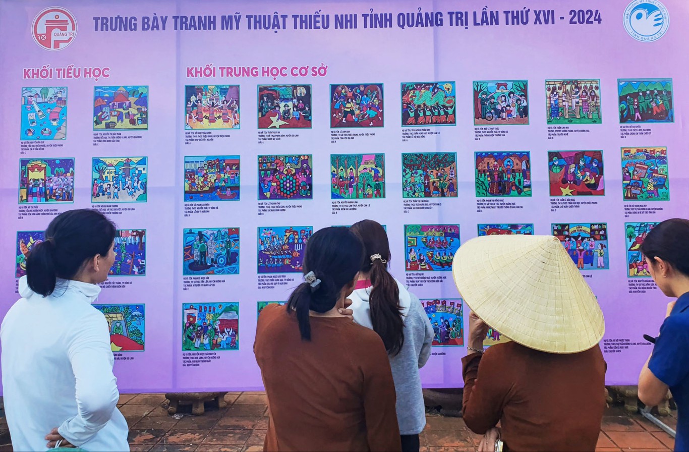 Kh&ocirc;ng gian trưng b&agrave;y c&aacute;c t&aacute;c phẩm của c&aacute;c em học sinh - Ảnh: T.L