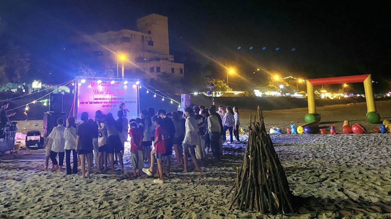 Hoạt động trải nghiệm đ&ecirc;m giao lưu lửa trại của c&aacute;c th&iacute; sinh tham dự ''Cuộc thi Giải thưởng Mỹ thuật Thiếu nhi Việt Na'' tỉnh Quảng Trị lần thứ XVI - Ảnh: T.L