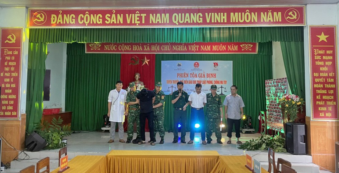 C&aacute;n bộ, đo&agrave;n vi&ecirc;n Đồn Bi&ecirc;n ph&ograve;ng CKQT Lao Bảo d&agrave;n dựng, t&aacute;i hiện về một vụ &aacute;n c&oacute; thật trước khi đưa ra x&eacute;t xử - Ảnh: V.S