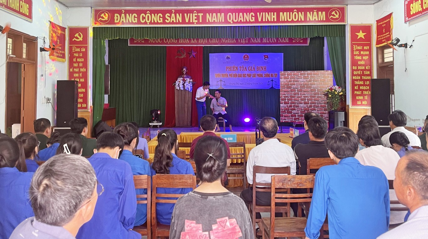 Đại biểu theo d&otilde;i tiểu phẩm do c&aacute;n bộ, đo&agrave;n vi&ecirc;n Đồn Bi&ecirc;n ph&ograve;ng CKQT Lao Bảo d&agrave;n dựng - Ảnh: V.S