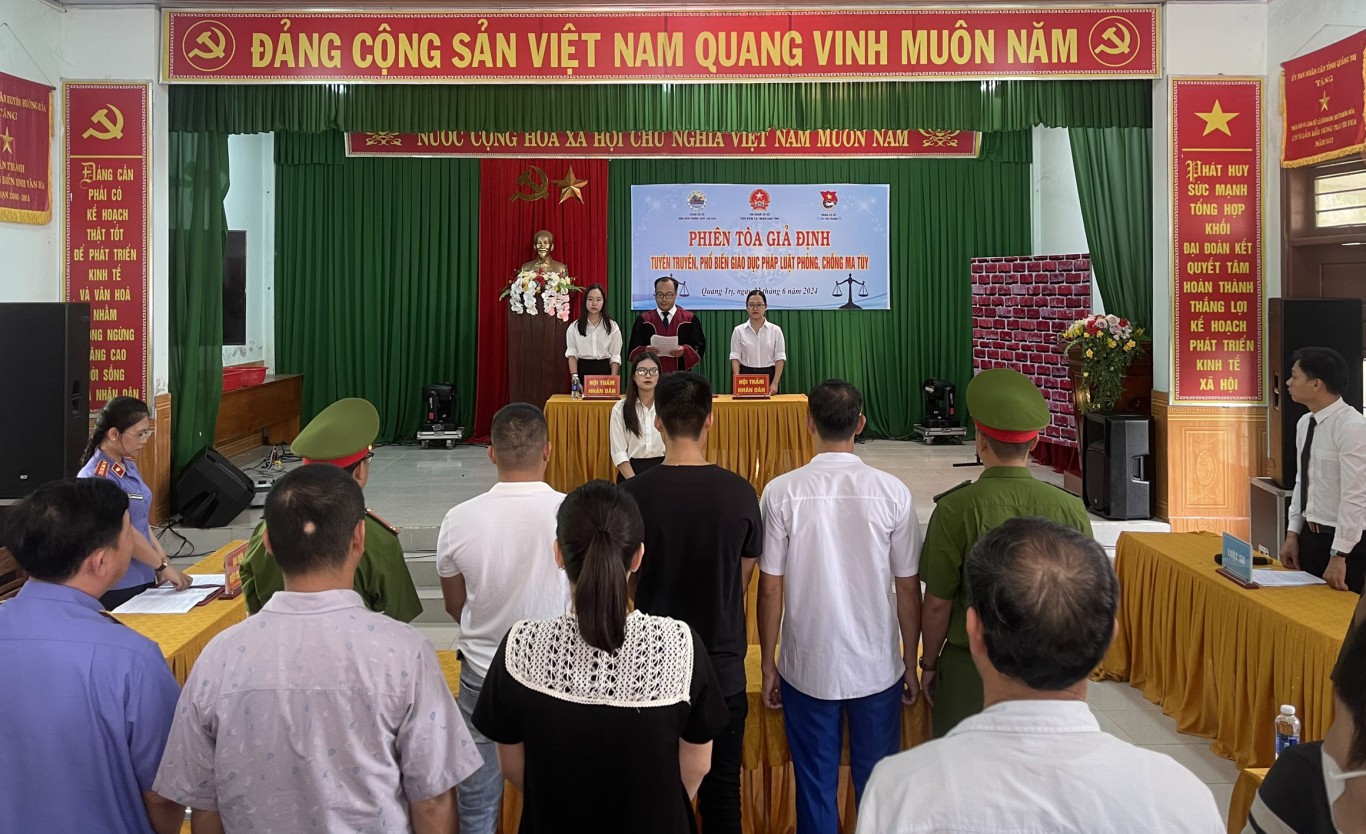 Kịch bản &ldquo;Phi&ecirc;n t&ograve;a giả định&rdquo; do Chi đo&agrave;n Viện kiểm s&aacute;t nh&acirc;n d&acirc;n tỉnh v&agrave; Đo&agrave;n cơ sở Đồn Bi&ecirc;n ph&ograve;ng CKQT Lao Bảo x&acirc;y dựng, dựa tr&ecirc;n t&igrave;nh tiết một vụ &aacute;n c&oacute; thật về tội &ldquo;Mua b&aacute;n tr&aacute;i ph&eacute;p chất ma t&uacute;y&rdquo; theo khoản 2 Điều 251 Bộ luật H&igrave;nh sự - Ảnh: V.S