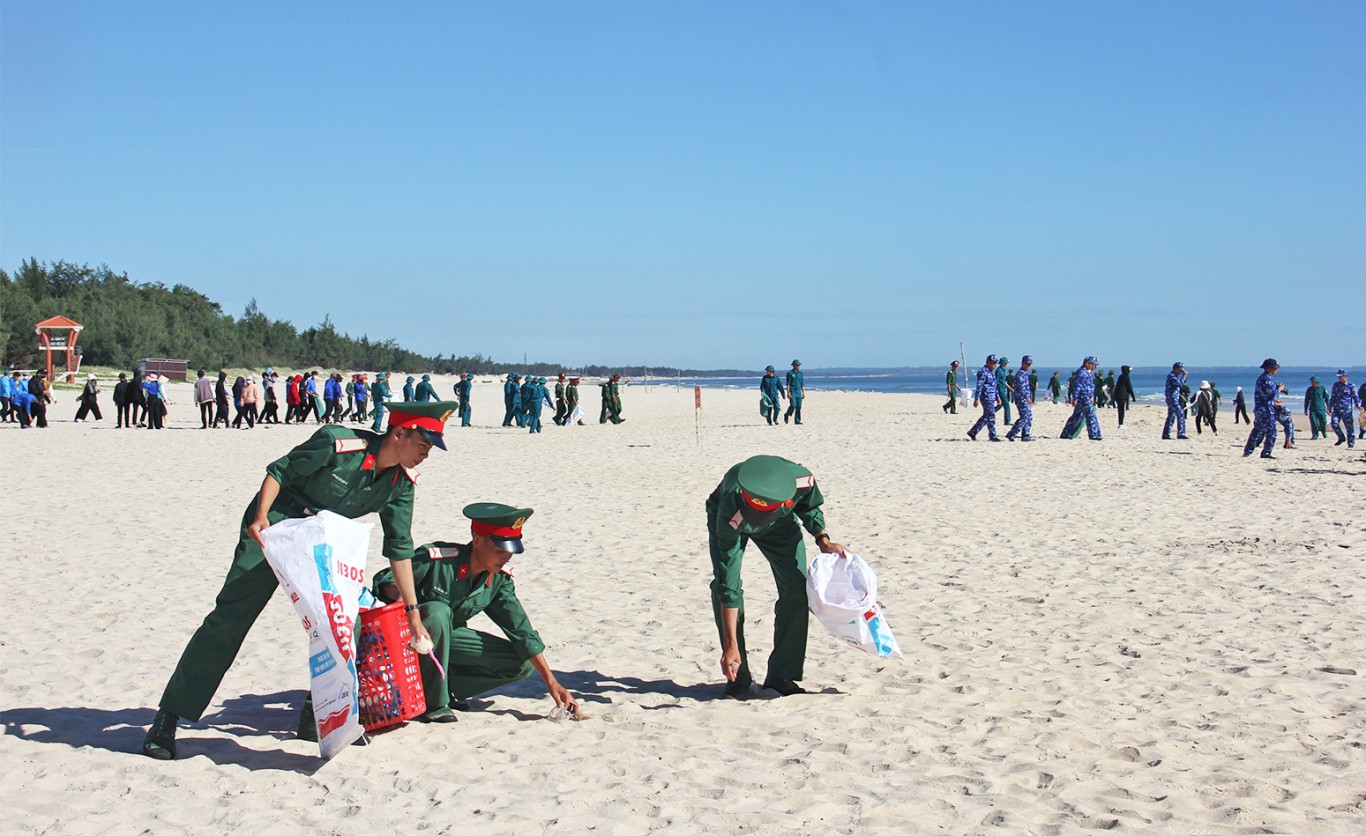 C&aacute;n bộ, chiến sĩ, đo&agrave;n vi&ecirc;n, thanh ni&ecirc;n thu gom r&aacute;c thải ở b&atilde;i biển Cửa Việt - Ảnh: H.T.T