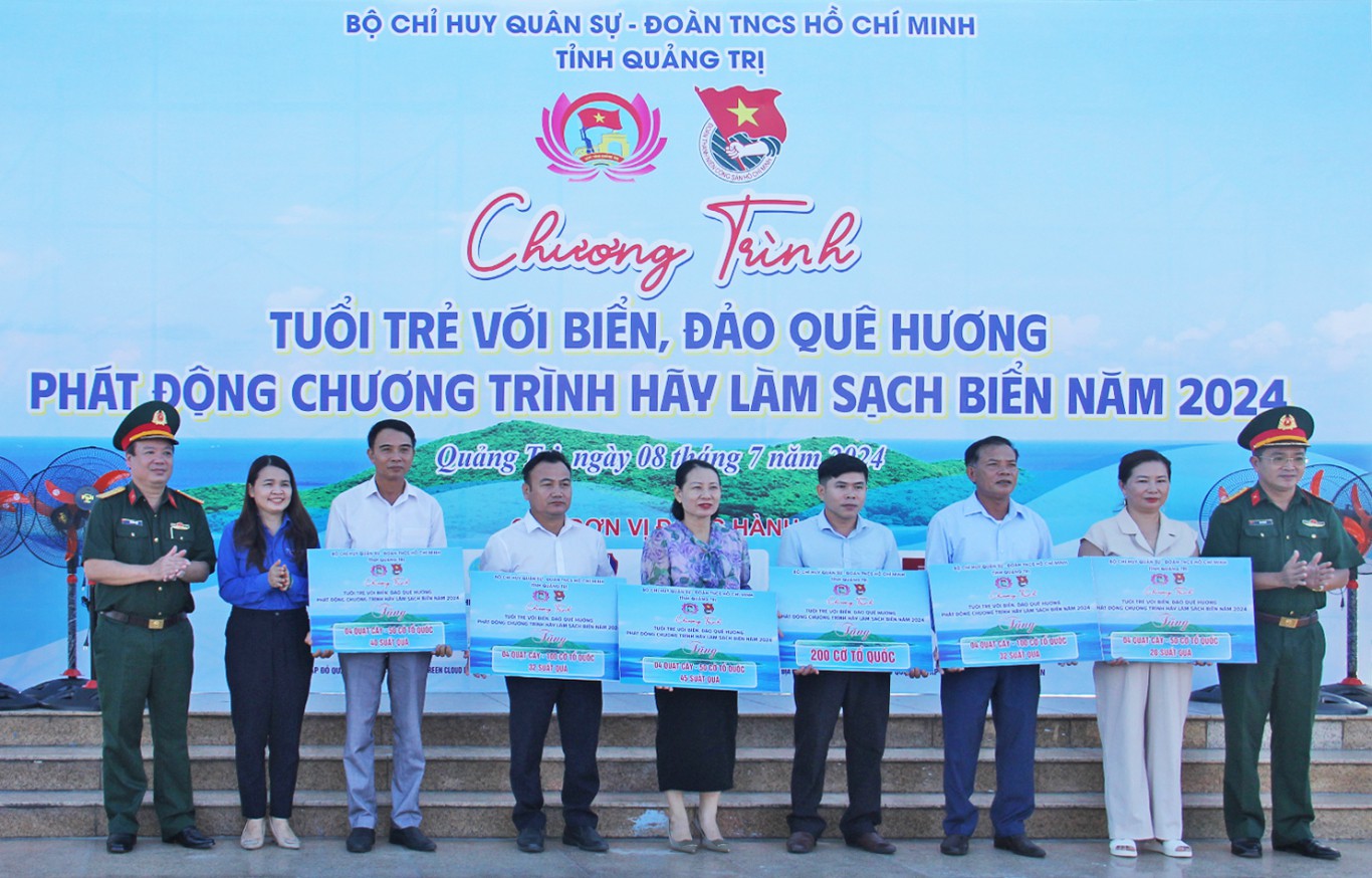 Nhiều phần qu&agrave; được Ban tổ chức trao tặng trong chương tr&igrave;nh - Ảnh: H.T.T