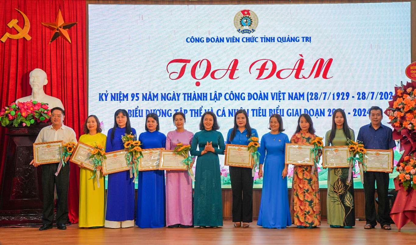 Đảng ủy khối Cơ quan và Doanh nghiệp tỉnh Quảng Trị khen thưởng cho tập thể và cá nhân có thành tích xuất sắc - Ảnh: Thanh Ngọc