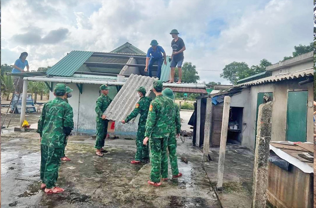 Xây dựng nhà ''Nghĩa tình đồng đội'' cho bà Phạm Thị Cháu, vợ Liệt sĩ ở thôn Hà Tây, xã Triệu An - Ảnh: Xuân Thế