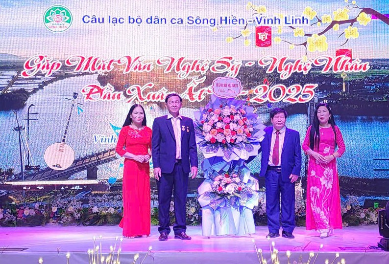 Ông Nguyễn Văn Dùng - Chủ tịch Hội VHNT Quảng Trị (Thứ 2 bên phải) tặng hoa chúc mừng CLB - Ảnh: T.N