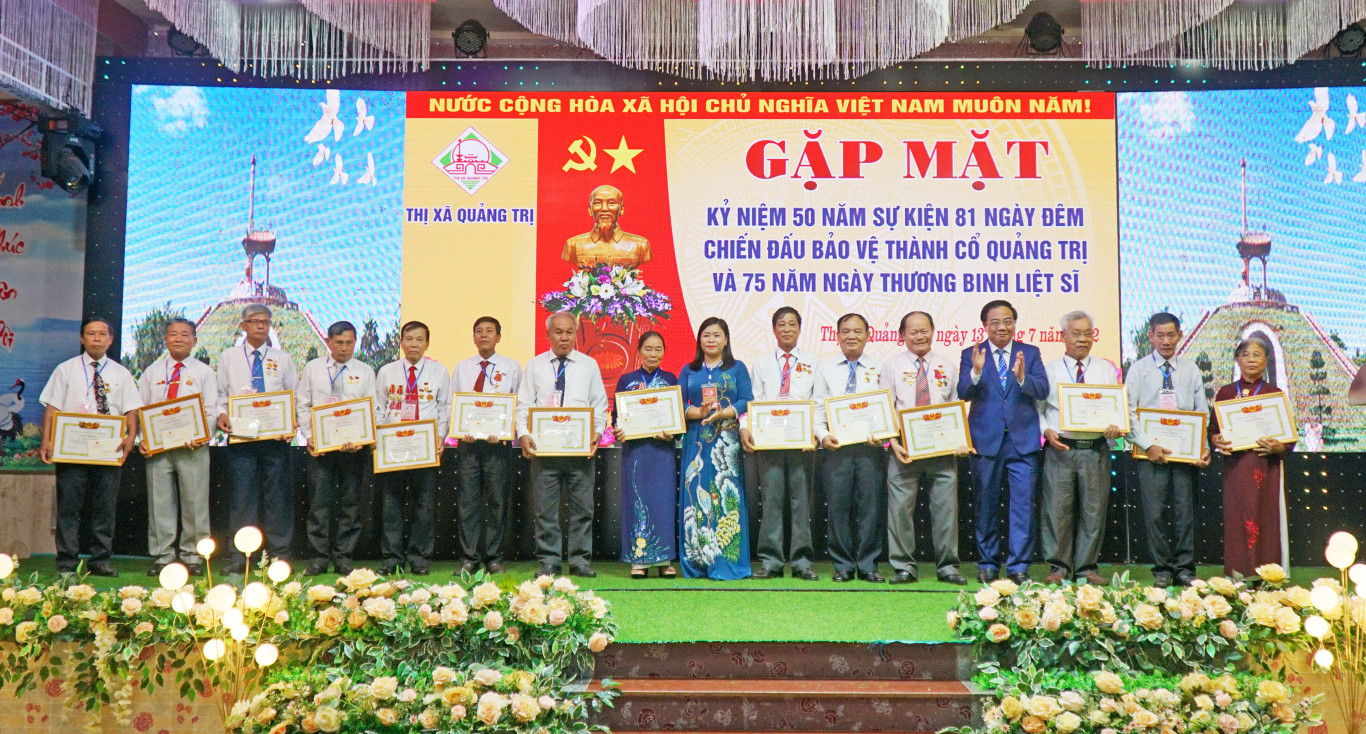 L&atilde;nh đạo thị x&atilde; Quảng Trị tặng giấy khen v&agrave; trao qu&agrave; của Bộ trưởng Bộ VH,TT&DL Nguyễn Văn H&ugrave;ng cho c&aacute;c gia đ&igrave;nh ch&iacute;nh s&aacute;ch ti&ecirc;u biểu