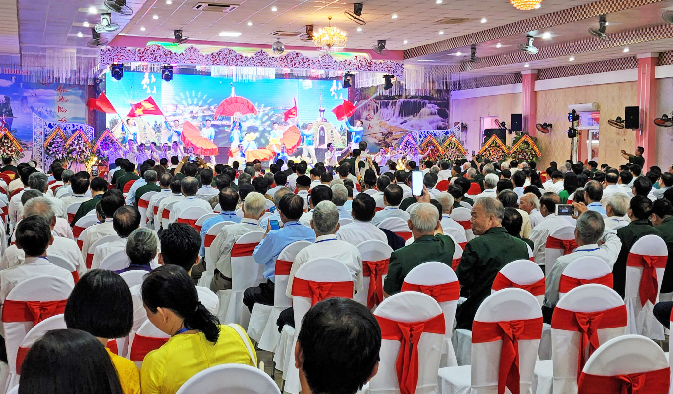 Chương tr&igrave;nh văn nghệ ch&agrave;o mừng tại buổi Kỷ niệm của c&aacute;n bộ, chiến sĩ Qu&acirc;n khu 4