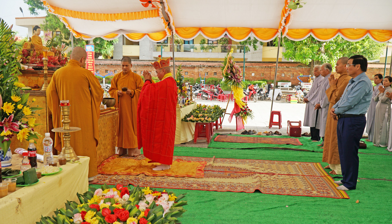 Lễ cầu si&ecirc;u tri &acirc;n c&aacute;c Anh h&ugrave;ng liệt sĩ tại quảng trường Giải ph&oacute;ng.