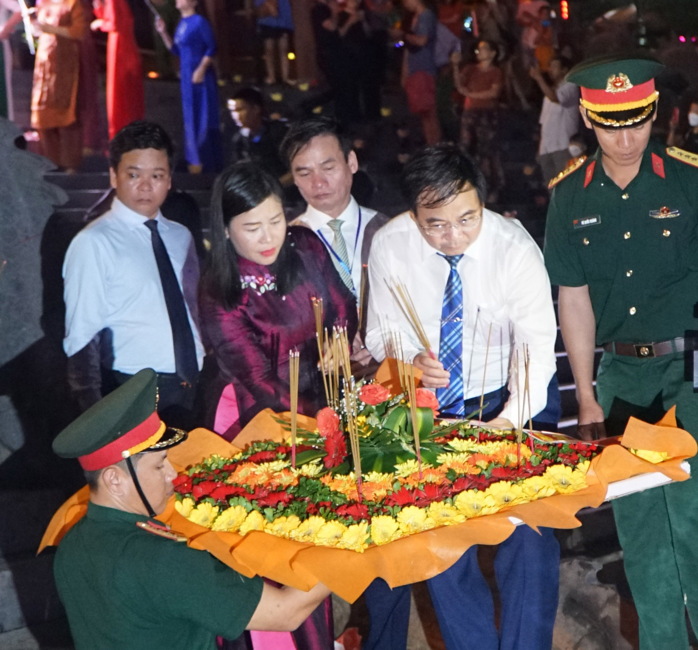 Thả b&egrave; hoa đăng tr&ecirc;n s&ocirc;ng Thạch H&atilde;n