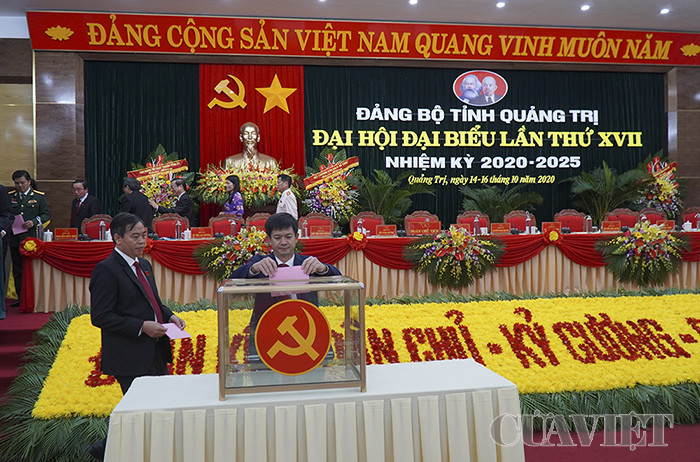 C&aacute;c đại biểu bỏ phiếu bầu Ban Chấp h&agrave;nh Đảng bộ tỉnh nhiệm kỳ 2020 - 2025