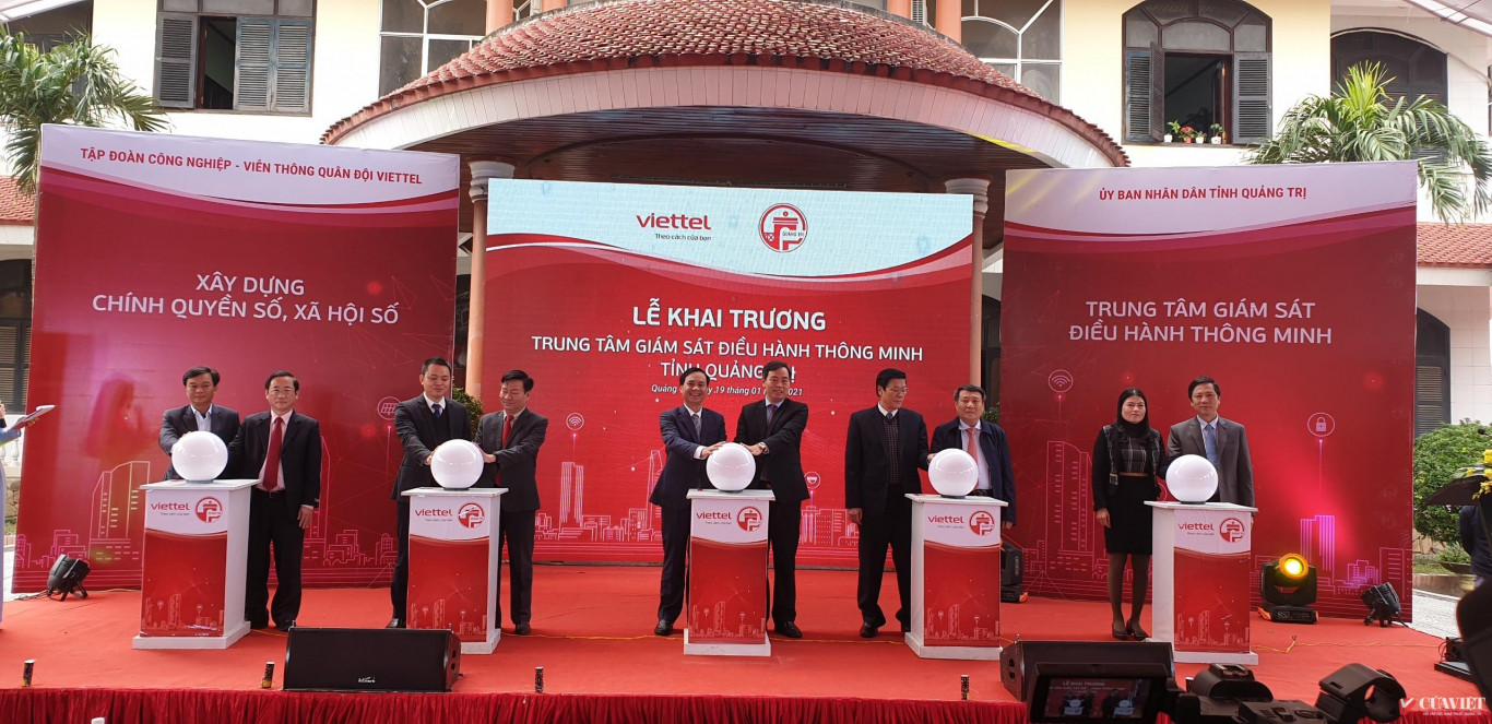 C&aacute;c đồng ch&iacute; l&atilde;nh đạo tỉnh v&agrave; tập đo&agrave;n Viettel bấm n&uacute;t khai trương Trung t&acirc;m Gi&aacute;m s&aacute;t điều h&agrave;nh th&ocirc;ng minh tỉnh Quảng Trị