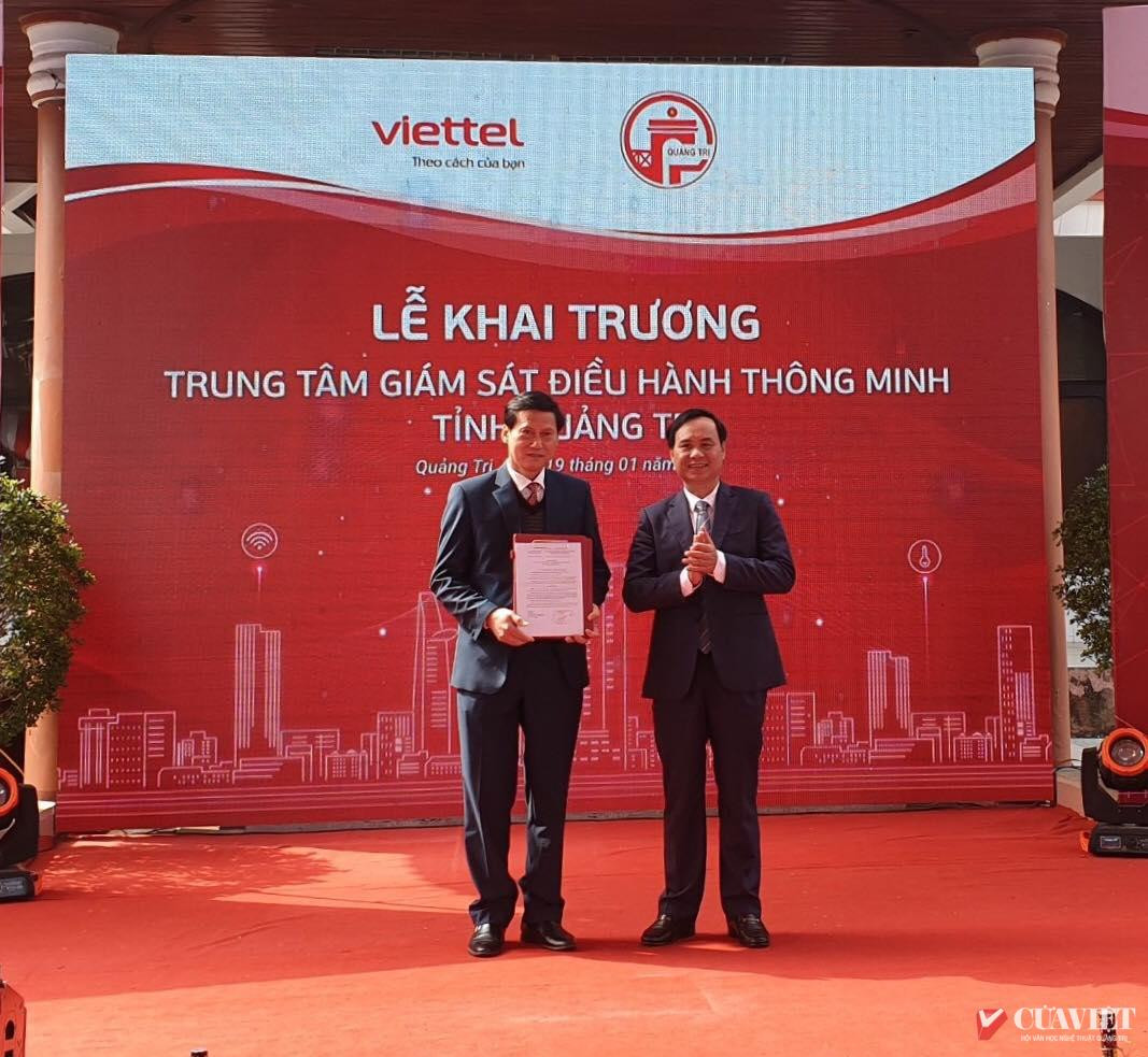 Trao quyết định quản l&yacute; Trung t&acirc;m cho Sở Th&ocirc;ng tin v&agrave; Truyền th&ocirc;ng