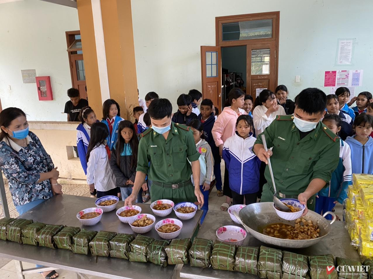 C&aacute;n bộ, chiến sĩ Đồn Bi&ecirc;n ph&ograve;ng Hướng Lập chung tay v&igrave; những bữa cơm c&oacute; thịt cho học sinh b&aacute;n tr&uacute; miền bi&ecirc;n giới.