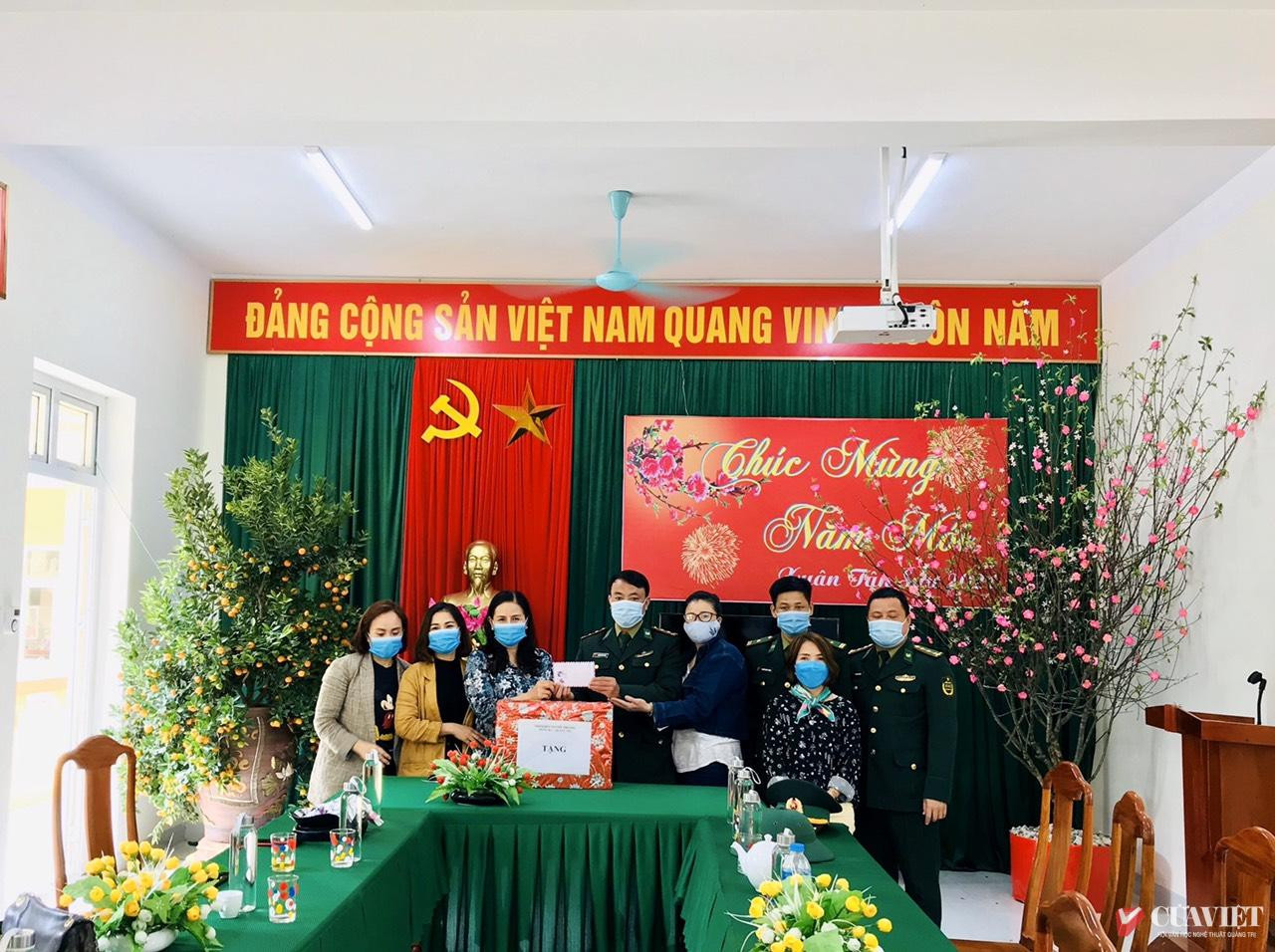 Thăm v&agrave; tặng qu&agrave; cho c&aacute;n bộ, chiến sĩ đang trực chốt ph&ograve;ng dịch Covid-19.