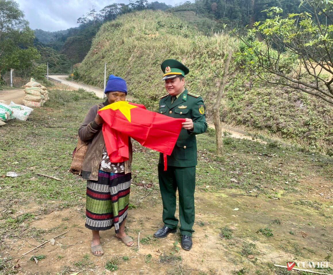 B&agrave; Hồ Thị Yến &ndash; đồng b&agrave;o d&acirc;n tộc V&acirc;n Kiều (bản Cựp, x&atilde; Hướng Lập, huyện Hướng H&oacute;a) x&uacute;c động khi được trao l&aacute; cờ Tổ quốc.