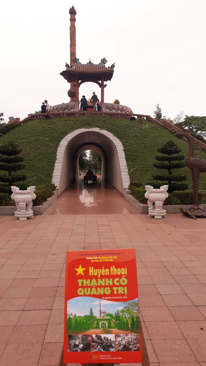 B&igrave;a s&aacute;ch &ldquo;Huyền thoại Th&agrave;nh Cổ Quảng Trị