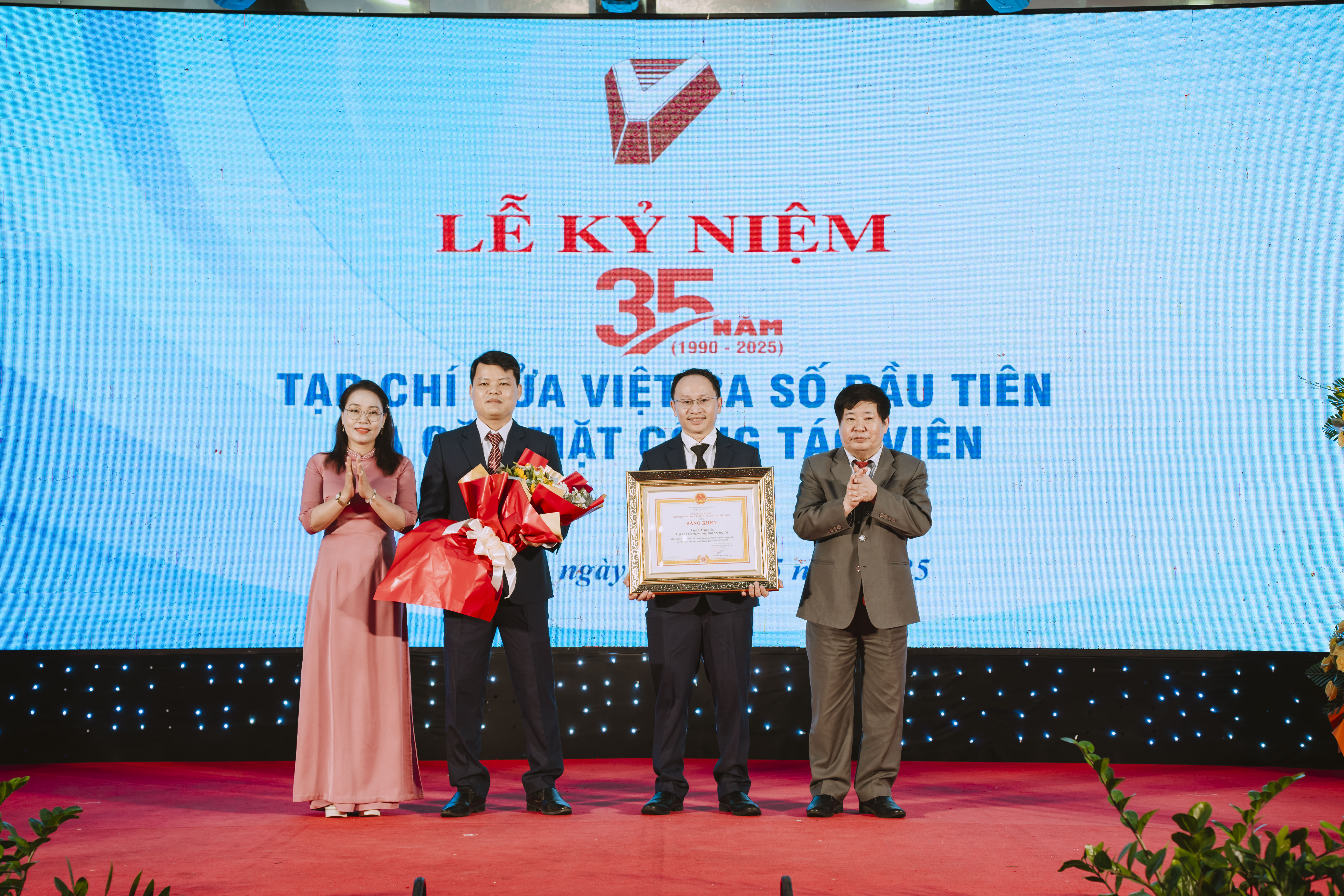 Tạp chí vinh dự nhận được Bằng khen của Uỷ ban toàn quốc Liên hiệp các Hội văn học nghệ thuật Việt Nam