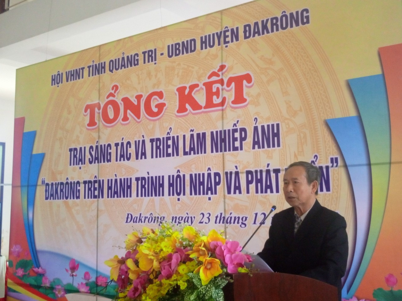 &Ocirc;ng Hồ Thanh Thoan, ph&oacute; Chủ tịch Hội VHNT Quảng Trị ph&aacute;t biểu tại buổi tổng kết.