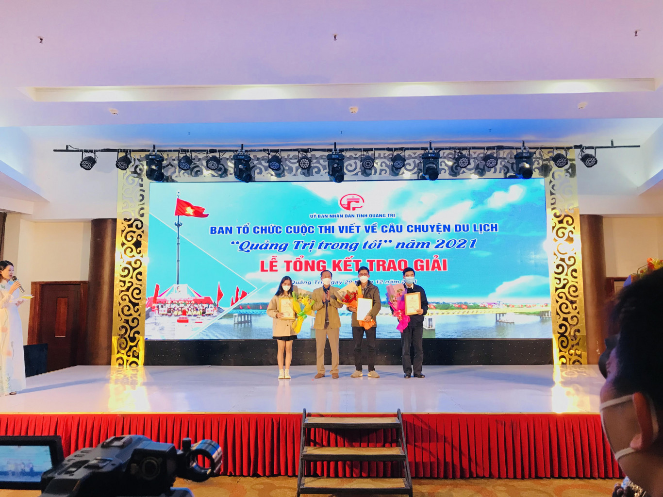 Trao giải Ba cho c&aacute;c t&aacute;c giả