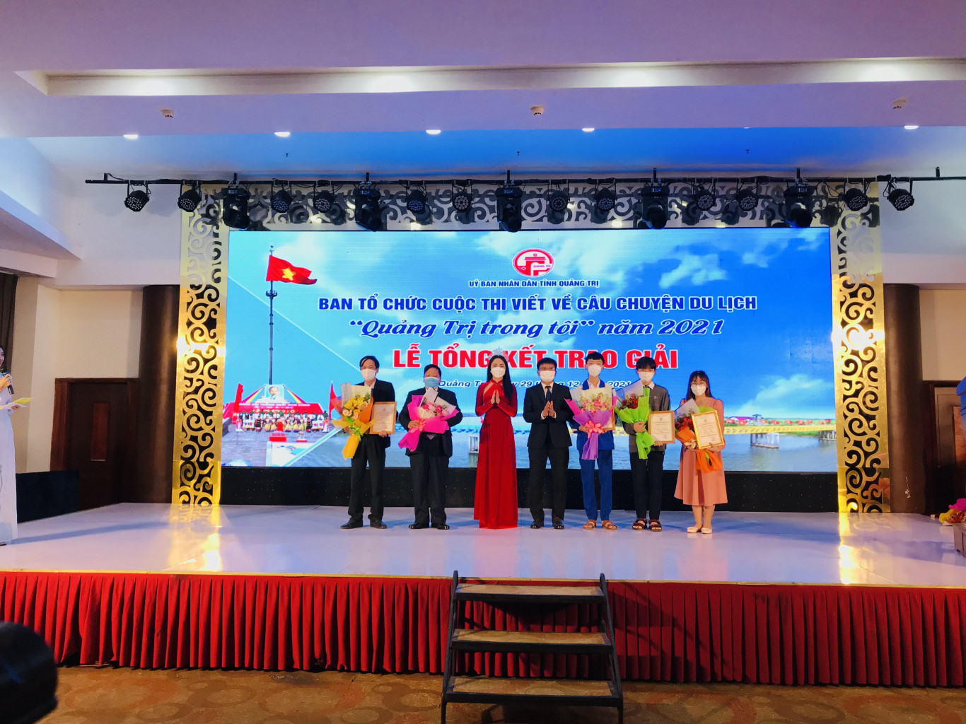 Trao 10 giải cho c&aacute;c t&aacute;c phẩm được b&igrave;nh chọn cao nhất tr&ecirc;n Fanpage