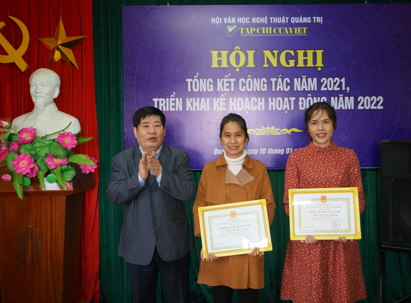 &Ocirc;ng Nguyễn Văn D&ugrave;ng - Chủ tịch Hội VHNT tặng Bằng khen cho c&aacute;n bộ đạt danh hiệu Chiến sĩ thi đua cơ sở