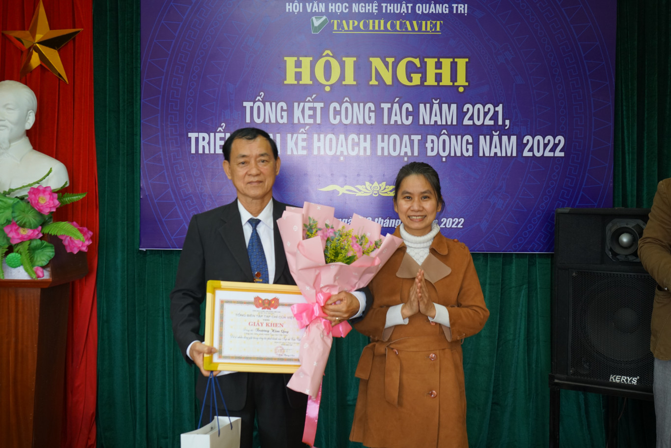 B&agrave; Đo&agrave;n Phương Nam, Tổng Bi&ecirc;n tập TCCV tặng qu&agrave; cho c&aacute;n bộ nghỉ c&ocirc;ng t&aacute;c 