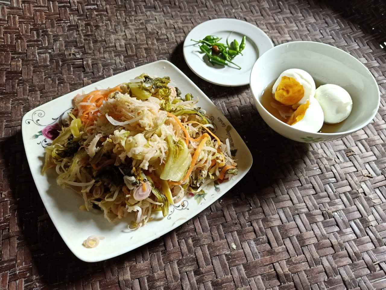 Dưa chuối chấm nước mắm trứng g&agrave; - Ảnh: N.L