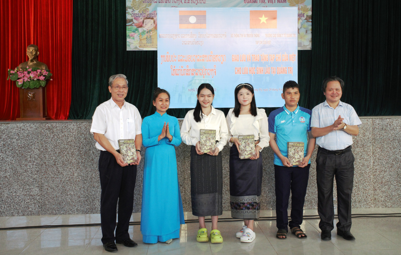 Trao tặng  Tạp ch&iacute; Cửa Việt cho 198 lưu học sinh L&agrave;o 