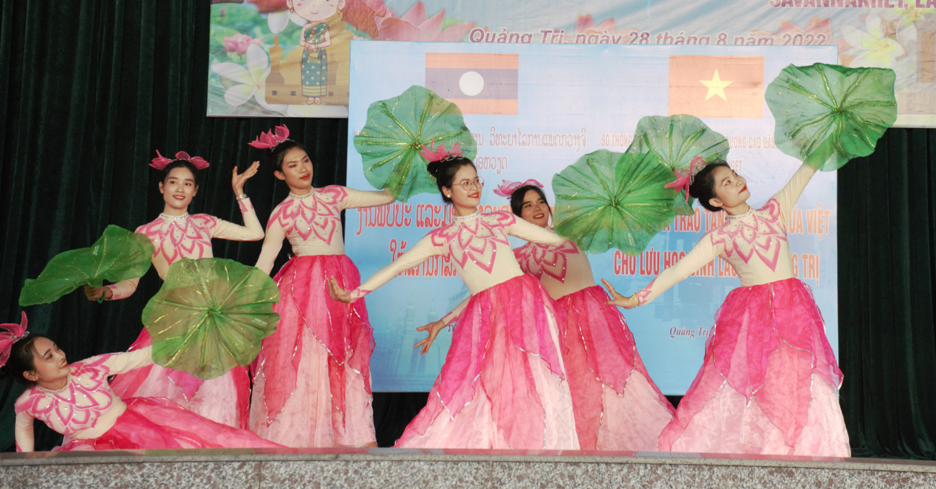 Tiết mục văn nghệ của c&aacute;c bạn lưu học sinh L&agrave;o 